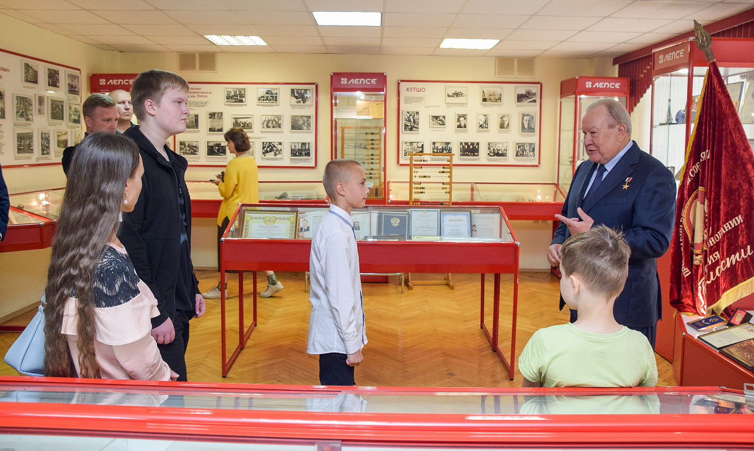 В АО «ЛЕПСЕ» собрали детей в школу и рассказали об истории завода