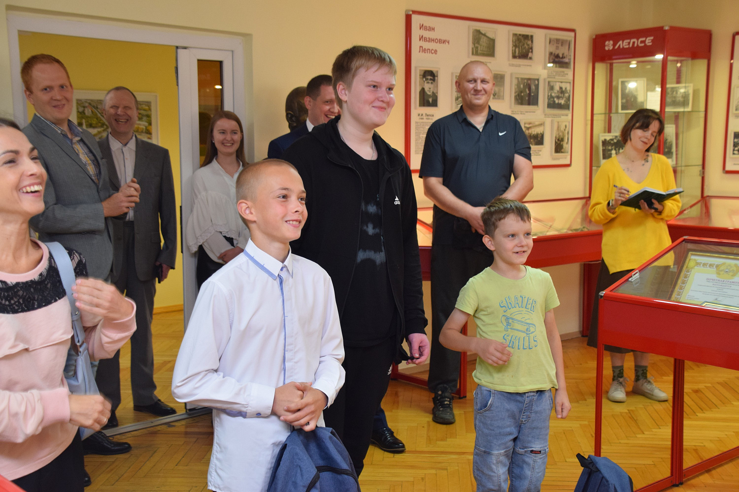 В АО «ЛЕПСЕ» собрали детей в школу и рассказали об истории завода