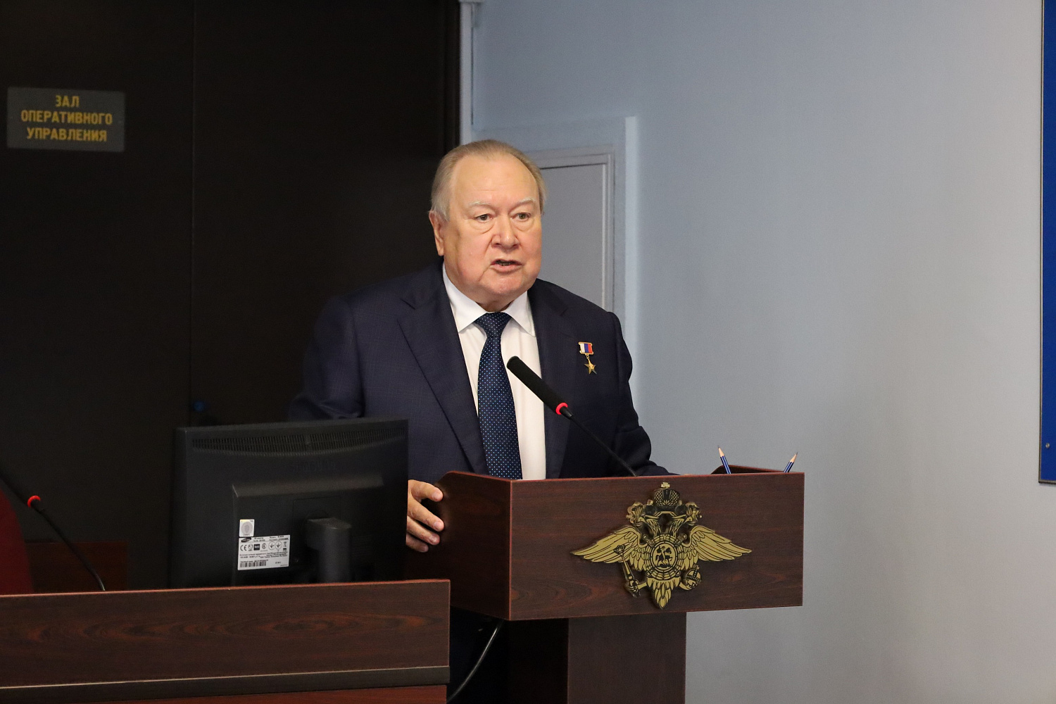 Генеральный директор АО «ЛЕПСЕ» Геннадий Мамаев наградил кировчан, спасших жизнь ребёнка