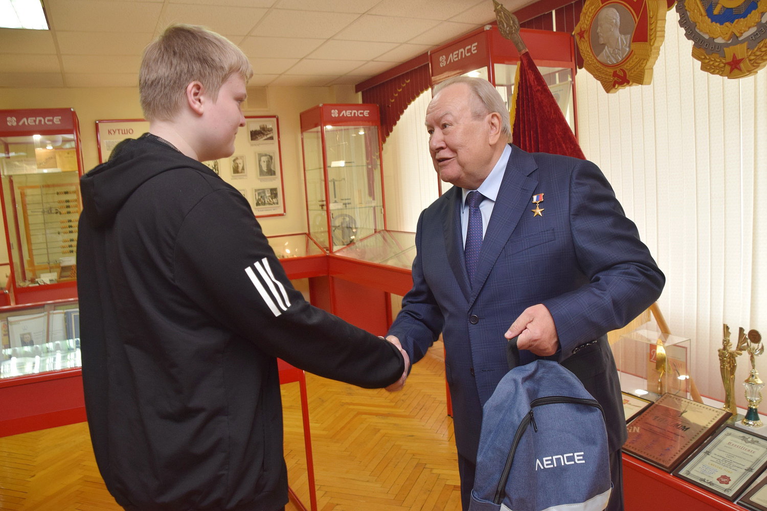 В АО «ЛЕПСЕ» собрали детей в школу и рассказали об истории завода