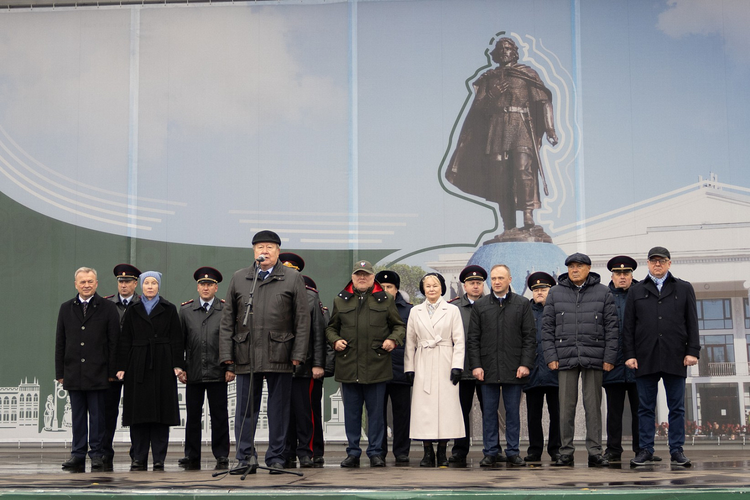 Геннадий Мамаев поощрил лепсенских дружинников за работу