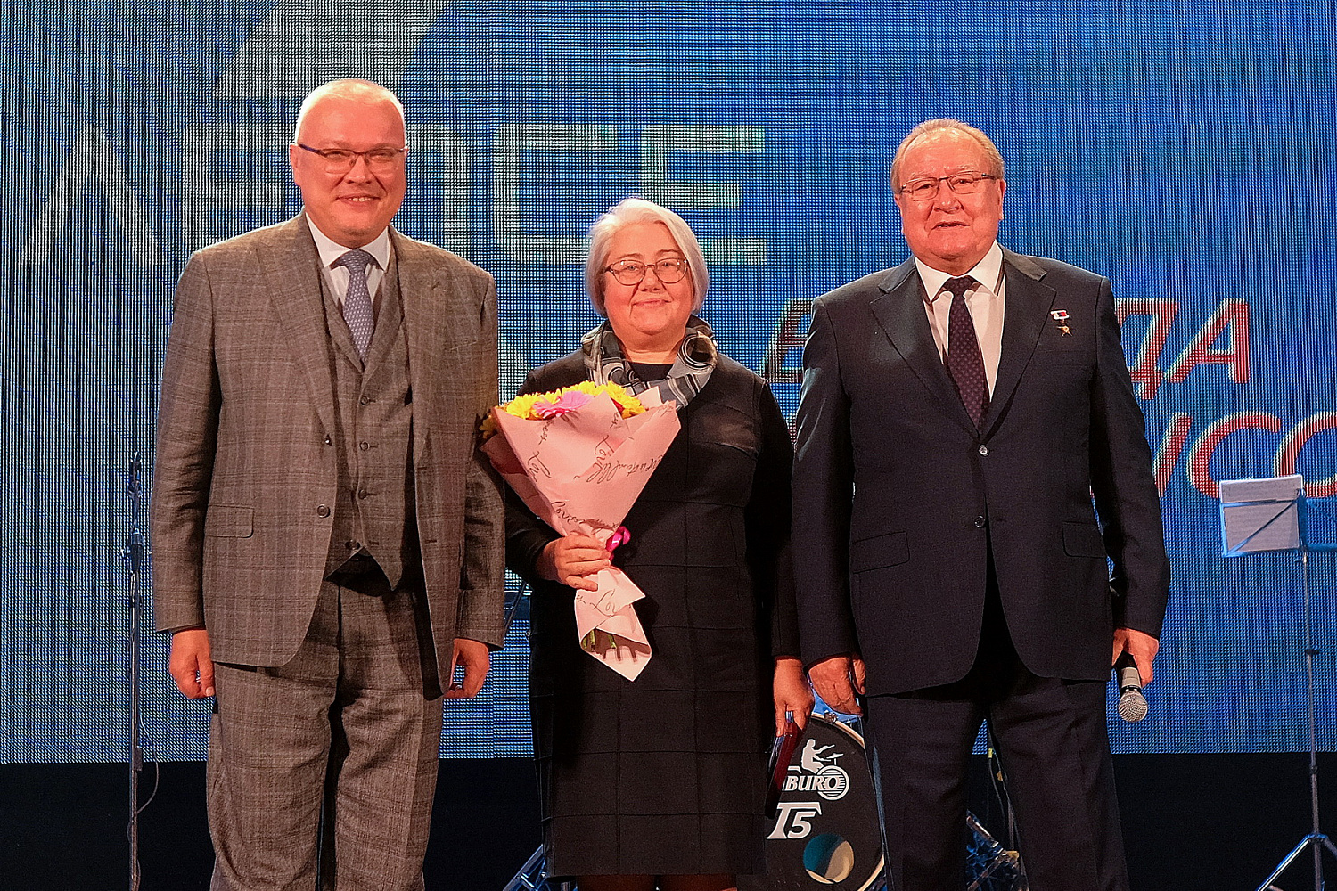  ,  83-  Ż,    