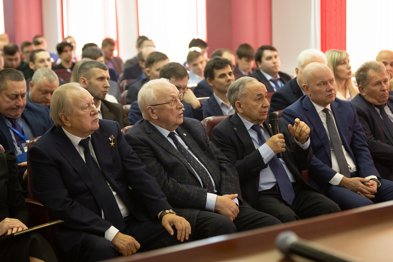 На кировском заводе «ЛЕПСЕ» обсудили будущее авиакосмической отрасли страны